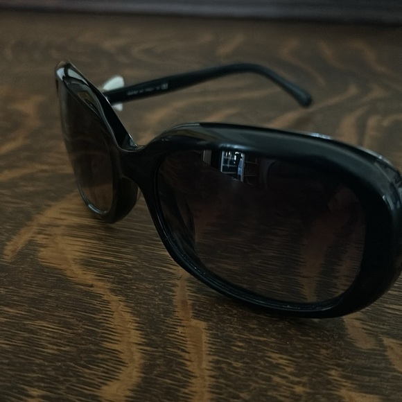 Chanel Bow Sunglasses - Picture 7 of 13